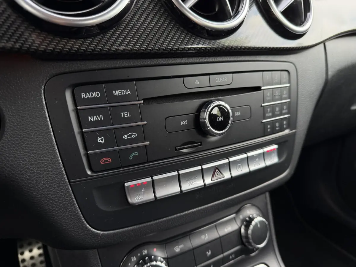 180 Business Solution AMG | Trekhaak | CarPlay | Camera | Automaat | Cruise control | Dealer onderhouden! |