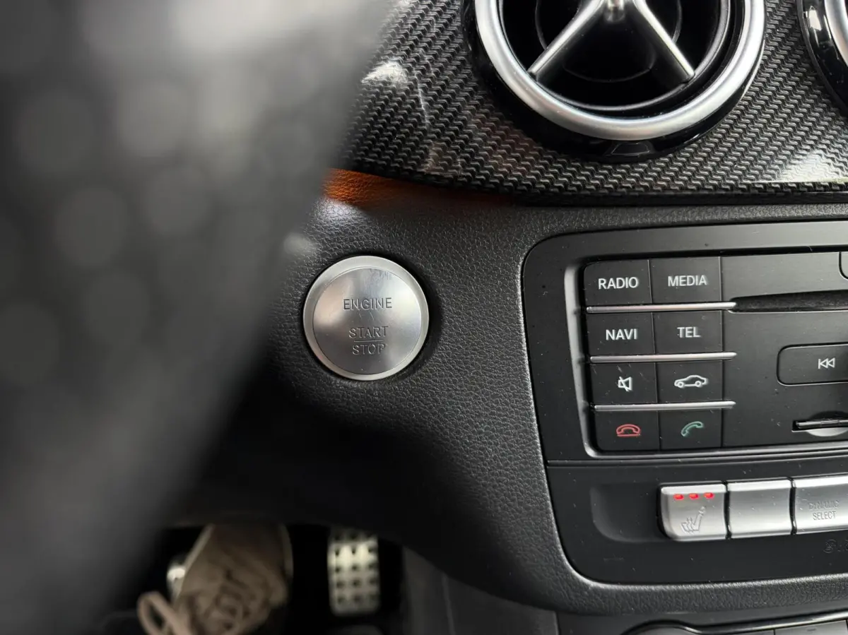 180 Business Solution AMG | Trekhaak | CarPlay | Camera | Automaat | Cruise control | Dealer onderhouden! |