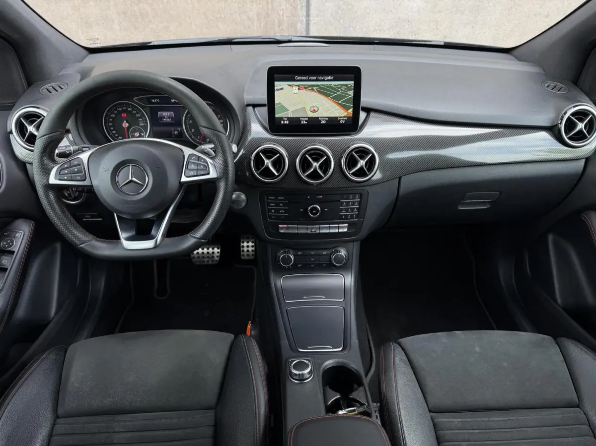 180 Business Solution AMG | Trekhaak | CarPlay | Camera | Automaat | Cruise control | Dealer onderhouden! |