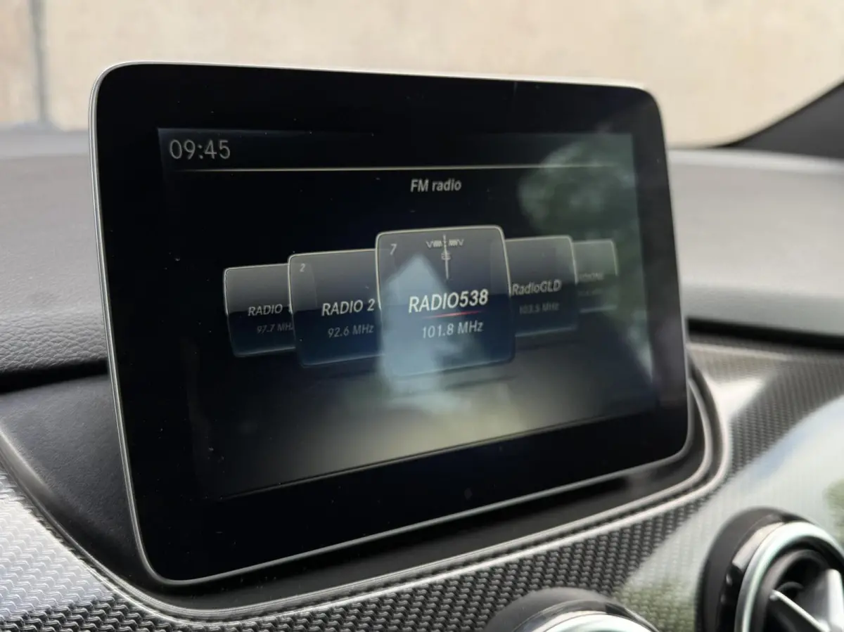 180 Business Solution AMG | Trekhaak | CarPlay | Camera | Automaat | Cruise control | Dealer onderhouden! |