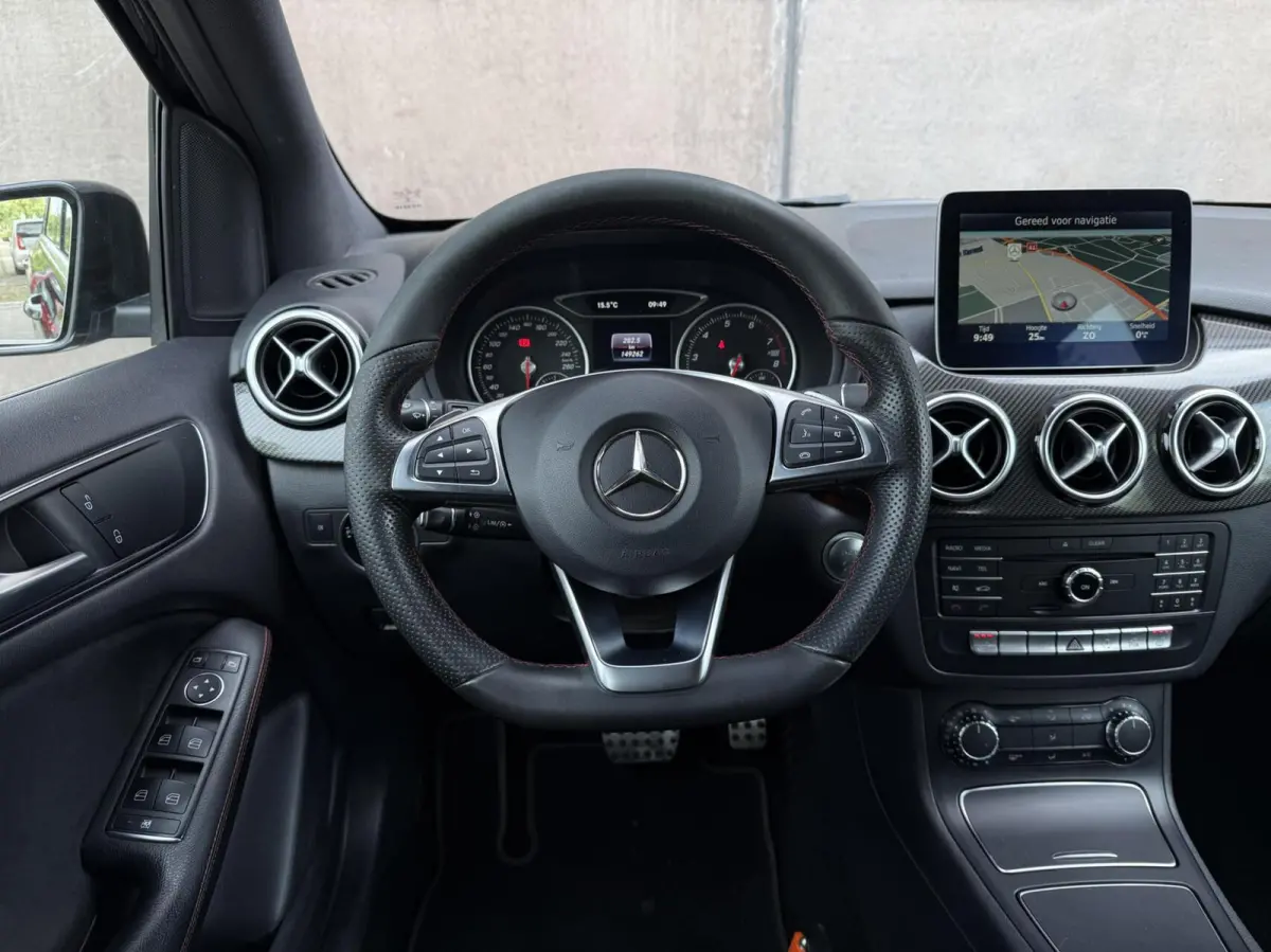 180 Business Solution AMG | Trekhaak | CarPlay | Camera | Automaat | Cruise control | Dealer onderhouden! |