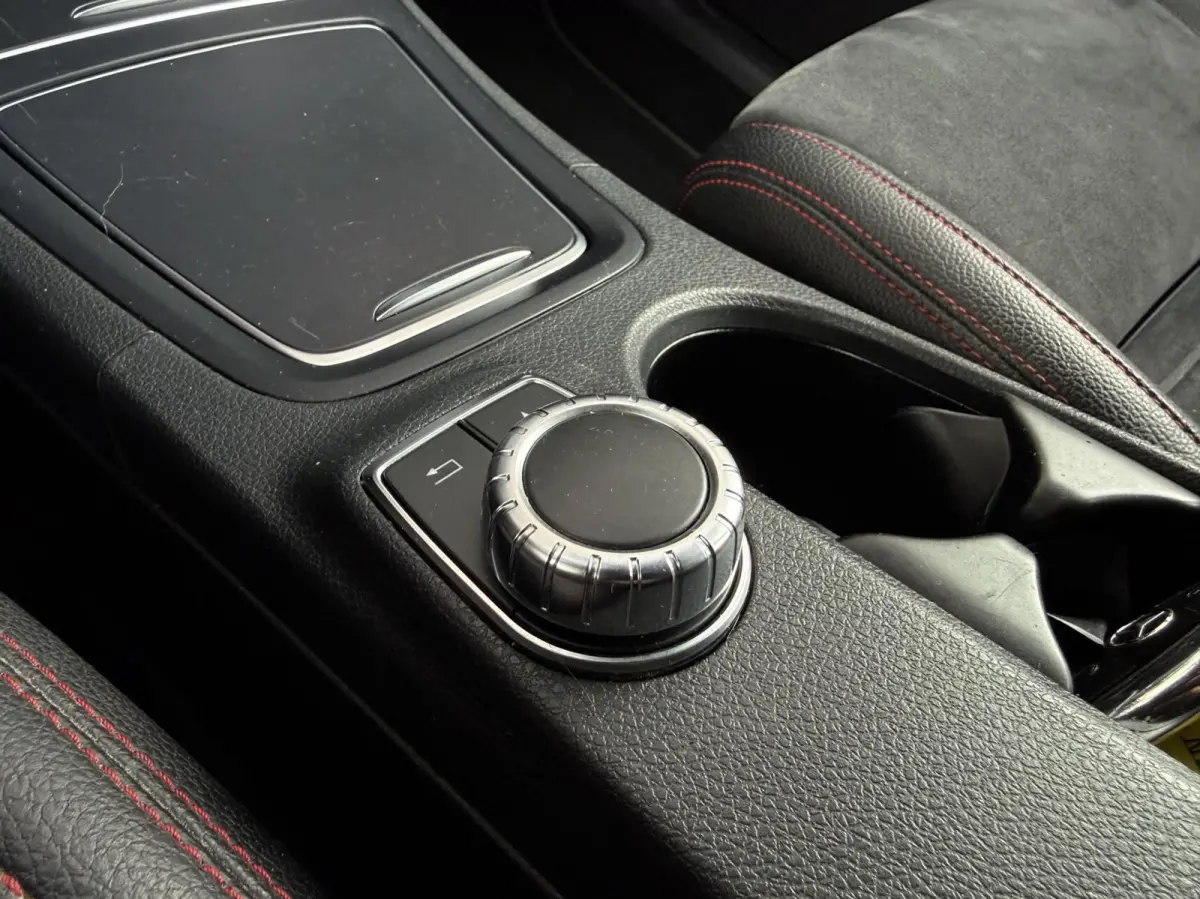 180 Business Solution AMG | Trekhaak | CarPlay | Camera | Automaat | Cruise control | Dealer onderhouden! |