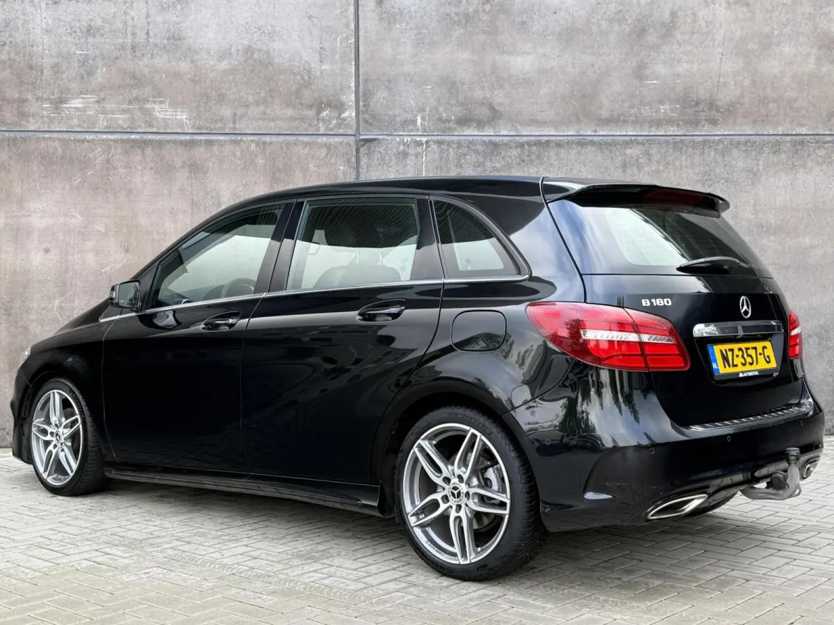 180 Business Solution AMG | Trekhaak | CarPlay | Camera | Automaat | Cruise control | Dealer onderhouden! |