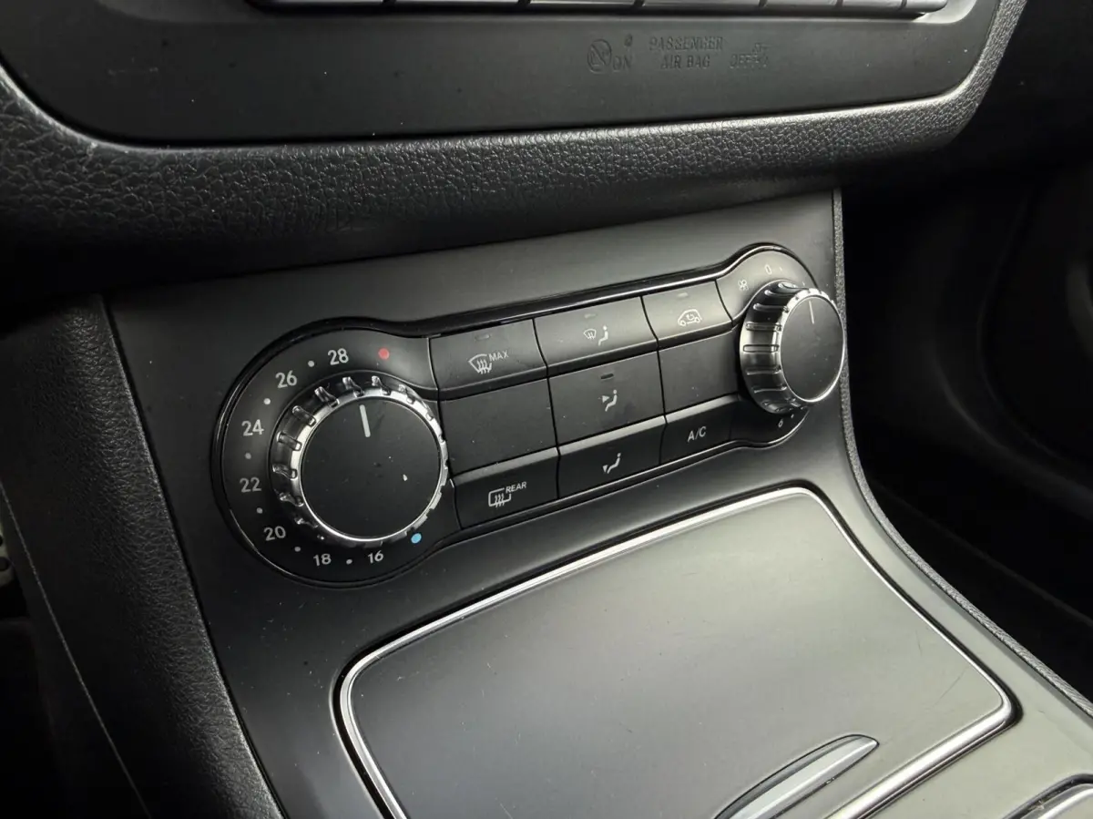 180 Business Solution AMG | Trekhaak | CarPlay | Camera | Automaat | Cruise control | Dealer onderhouden! |