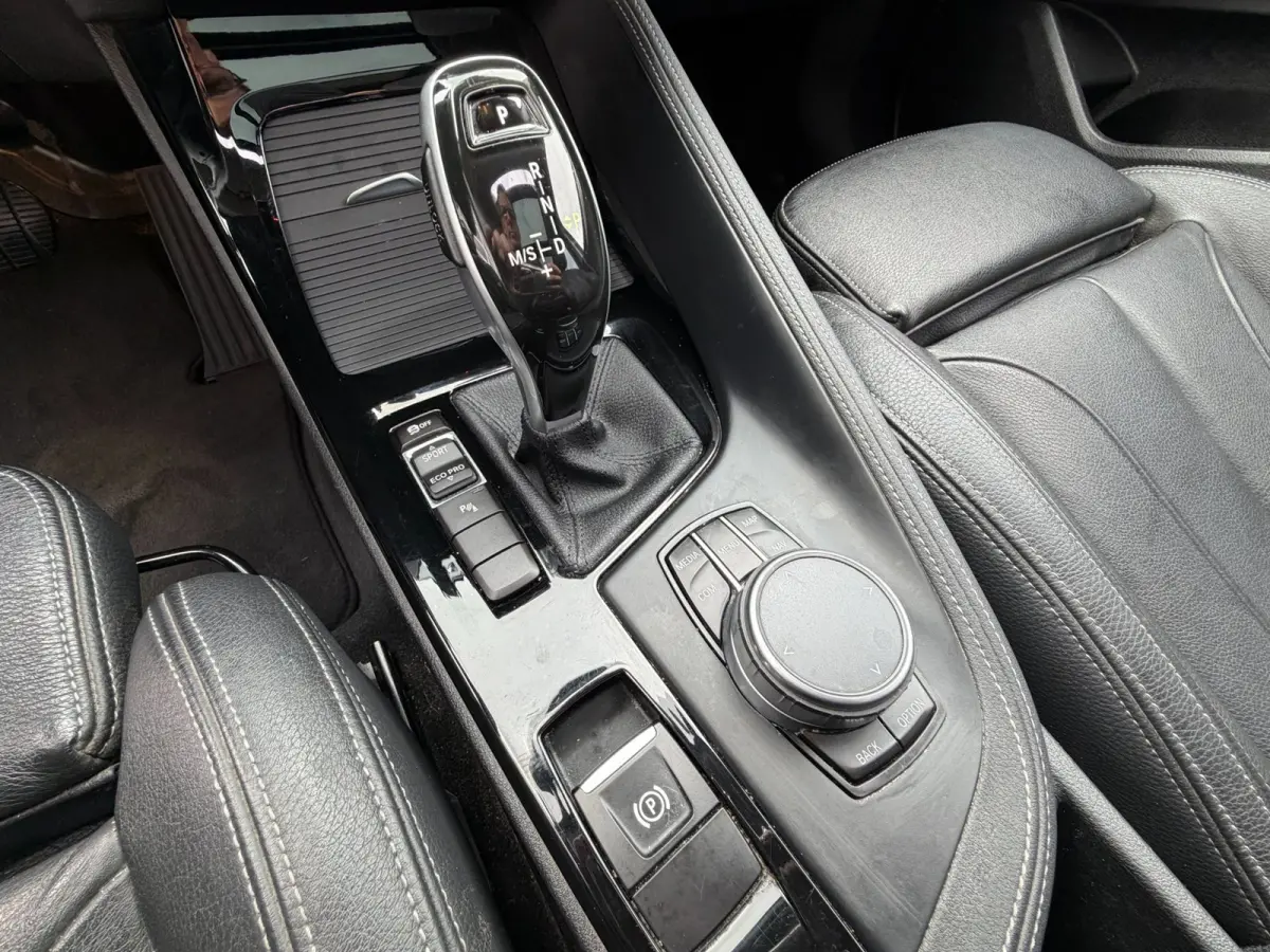 SDrive20i High Executive / SportLeder / Pano / Head-Up / Harman & Kardon / Trekhaak .