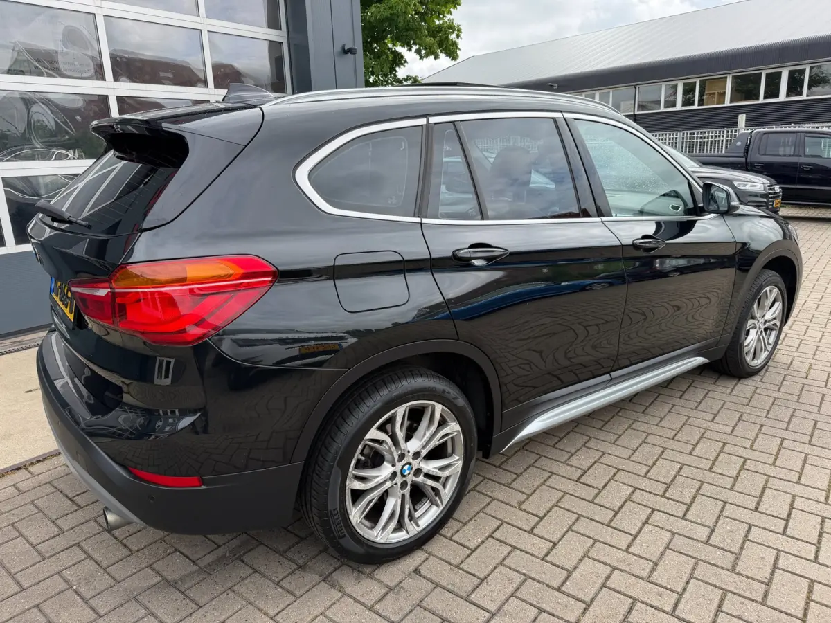 SDrive20i High Executive / SportLeder / Pano / Head-Up / Harman & Kardon / Trekhaak .