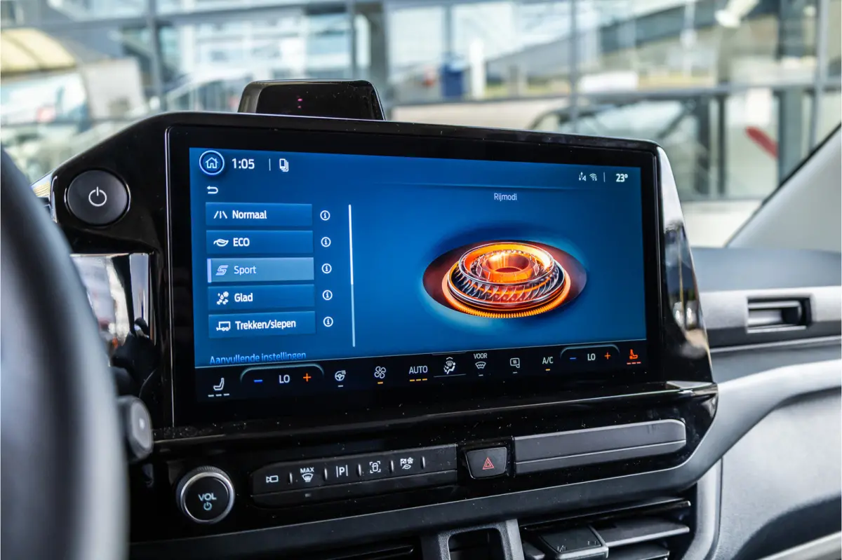 340 L2H1 DC Sport 65 kWh | Dubbel cabine | 350 KM Range | 360 Camera | Driving Assistant | L+R Schuifdeur | DSS LED | Middenconsole | 5-Zitter | Navigatie | CarPlay | ACC | Blind Spot | Stuu