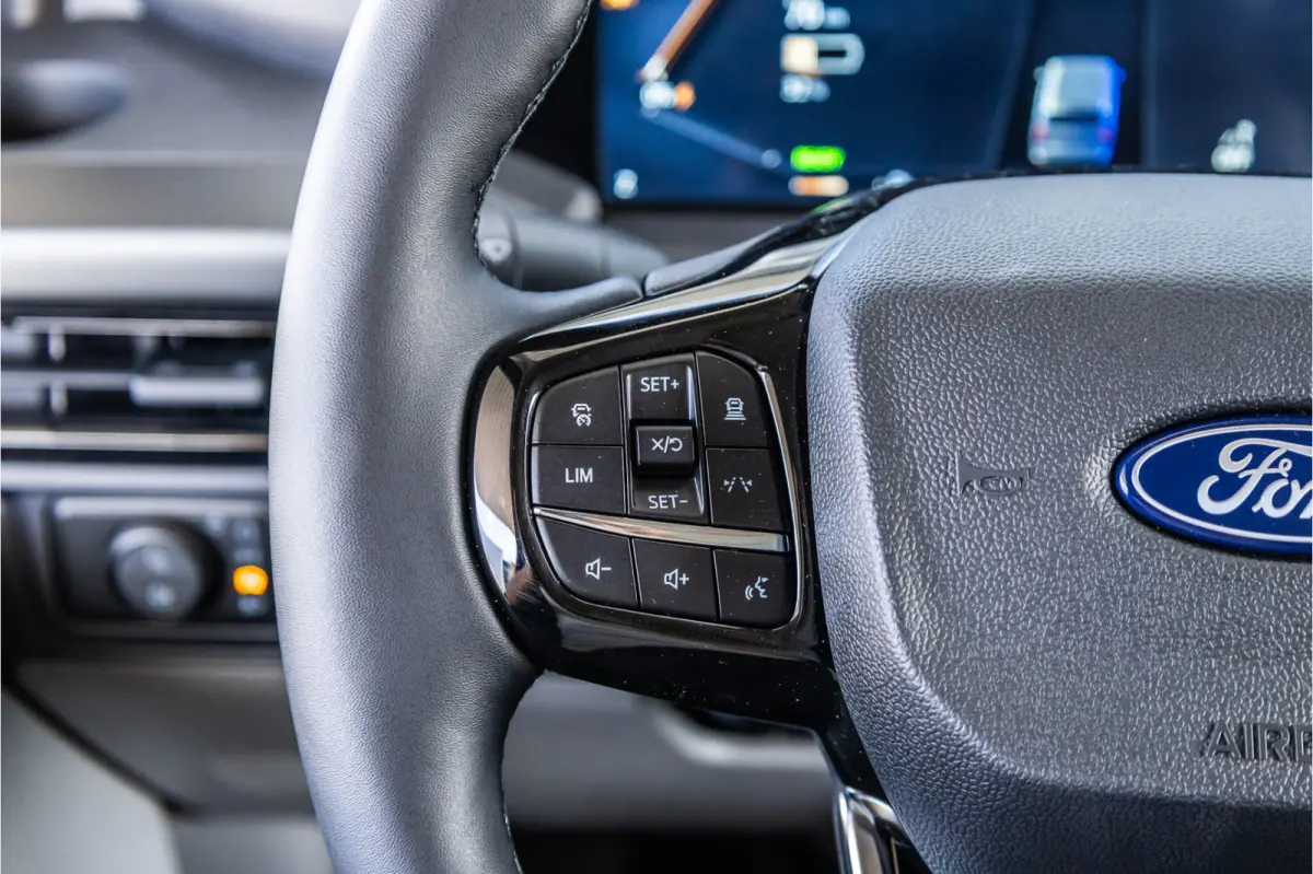 340 L2H1 DC Sport 65 kWh | Dubbel cabine | 350 KM Range | 360 Camera | Driving Assistant | L+R Schuifdeur | DSS LED | Middenconsole | 5-Zitter | Navigatie | CarPlay | ACC | Blind Spot | Stuu