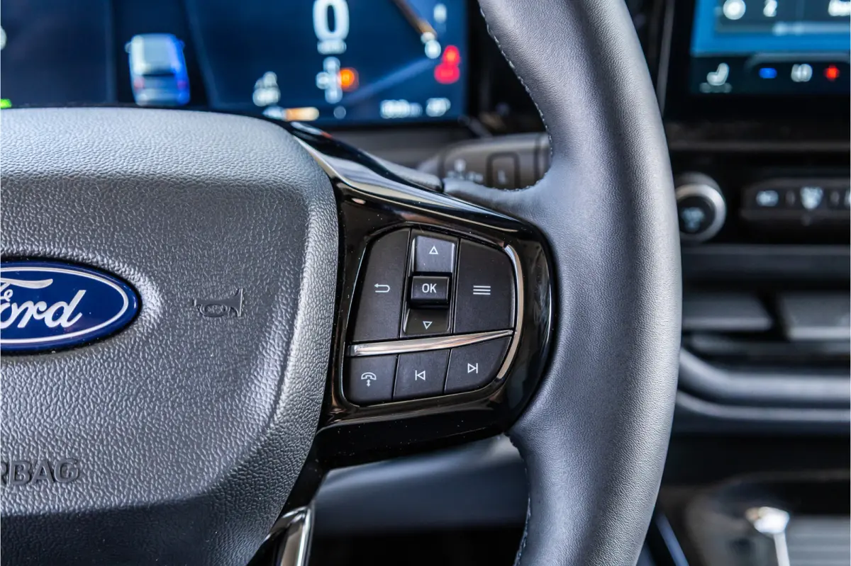 340 L2H1 DC Sport 65 kWh | Dubbel cabine | 350 KM Range | 360 Camera | Driving Assistant | L+R Schuifdeur | DSS LED | Middenconsole | 5-Zitter | Navigatie | CarPlay | ACC | Blind Spot | Stuu