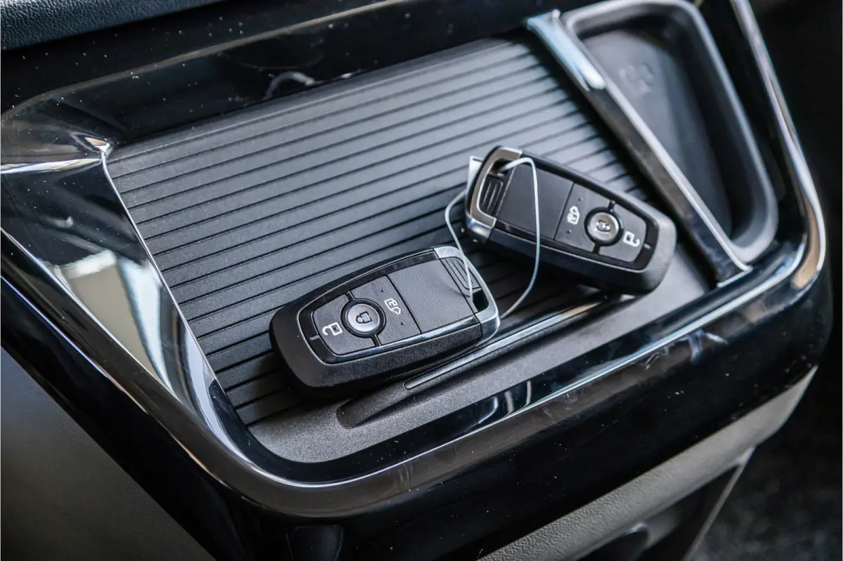 340 L2H1 DC Sport 65 kWh | Dubbel cabine | 350 KM Range | 360 Camera | Driving Assistant | L+R Schuifdeur | DSS LED | Middenconsole | 5-Zitter | Navigatie | CarPlay | ACC | Blind Spot | Stuu