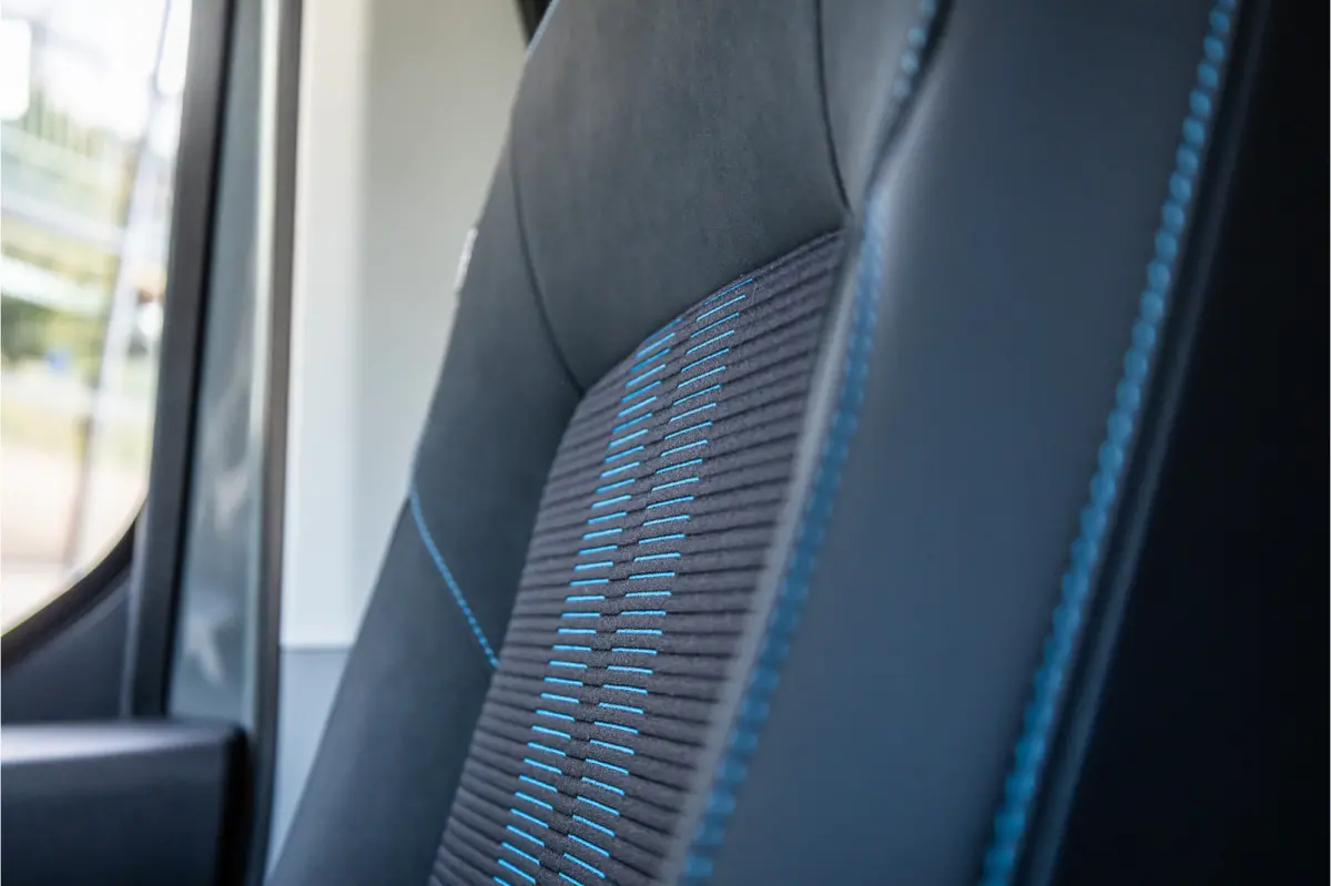 340 L2H1 DC Sport 65 kWh | Dubbel cabine | 350 KM Range | 360 Camera | Driving Assistant | L+R Schuifdeur | DSS LED | Middenconsole | 5-Zitter | Navigatie | CarPlay | ACC | Blind Spot | Stuu