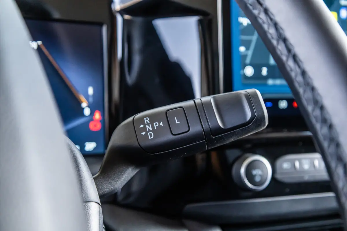 340 L2H1 DC Sport 65 kWh | Dubbel cabine | 350 KM Range | 360 Camera | Driving Assistant | L+R Schuifdeur | DSS LED | Middenconsole | 5-Zitter | Navigatie | CarPlay | ACC | Blind Spot | Stuu