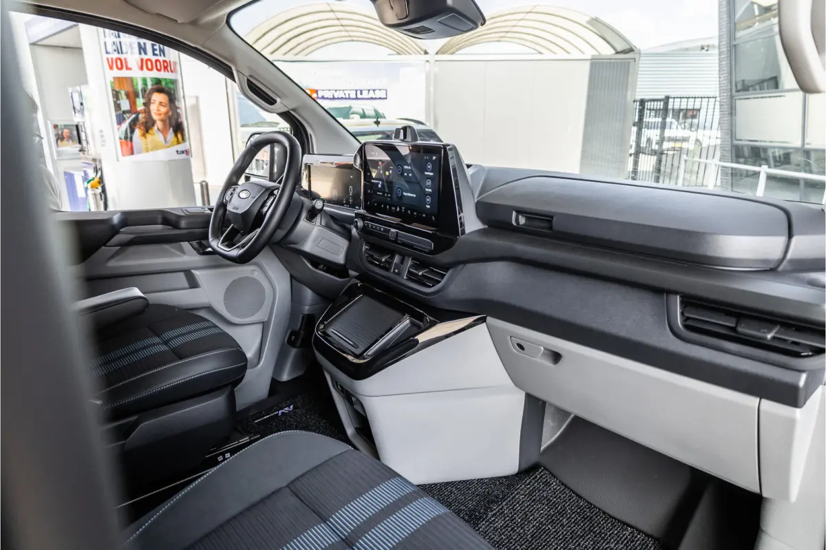 340 L2H1 DC Sport 65 kWh | Dubbel cabine | 350 KM Range | 360 Camera | Driving Assistant | L+R Schuifdeur | DSS LED | Middenconsole | 5-Zitter | Navigatie | CarPlay | ACC | Blind Spot | Stuu