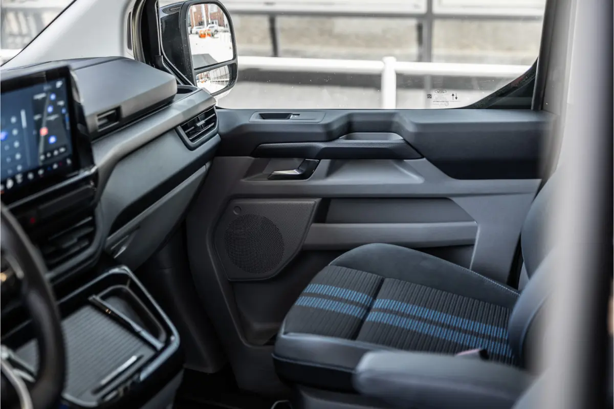 340 L2H1 DC Sport 65 kWh | Dubbel cabine | 350 KM Range | 360 Camera | Driving Assistant | L+R Schuifdeur | DSS LED | Middenconsole | 5-Zitter | Navigatie | CarPlay | ACC | Blind Spot | Stuu
