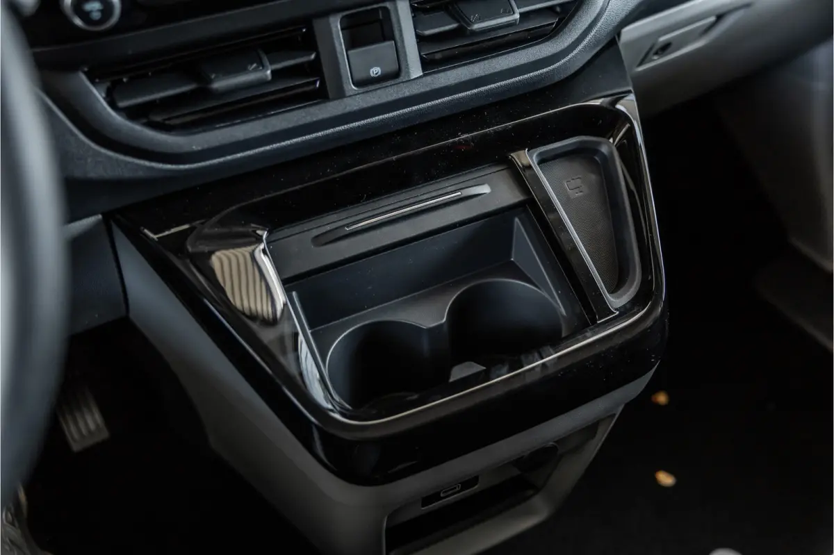 340 L2H1 DC Sport 65 kWh | Dubbel cabine | 350 KM Range | 360 Camera | Driving Assistant | L+R Schuifdeur | DSS LED | Middenconsole | 5-Zitter | Navigatie | CarPlay | ACC | Blind Spot | Stuu