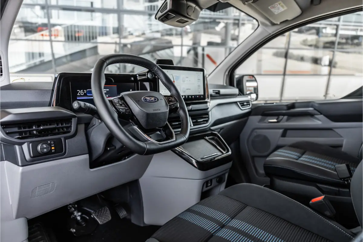 340 L2H1 DC Sport 65 kWh | Dubbel cabine | 350 KM Range | 360 Camera | Driving Assistant | L+R Schuifdeur | DSS LED | Middenconsole | 5-Zitter | Navigatie | CarPlay | ACC | Blind Spot | Stuu