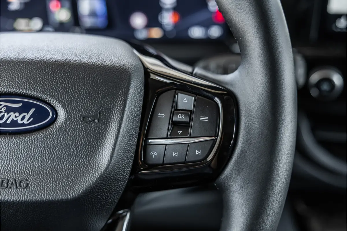 340 L2H1 DC Sport 65 kWh | Dubbel cabine | 350 KM Range | 360 Camera | Driving Assistant | L+R Schuifdeur | DSS LED | Middenconsole | 5-Zitter | Navigatie | CarPlay | ACC | Blind Spot | Stuu