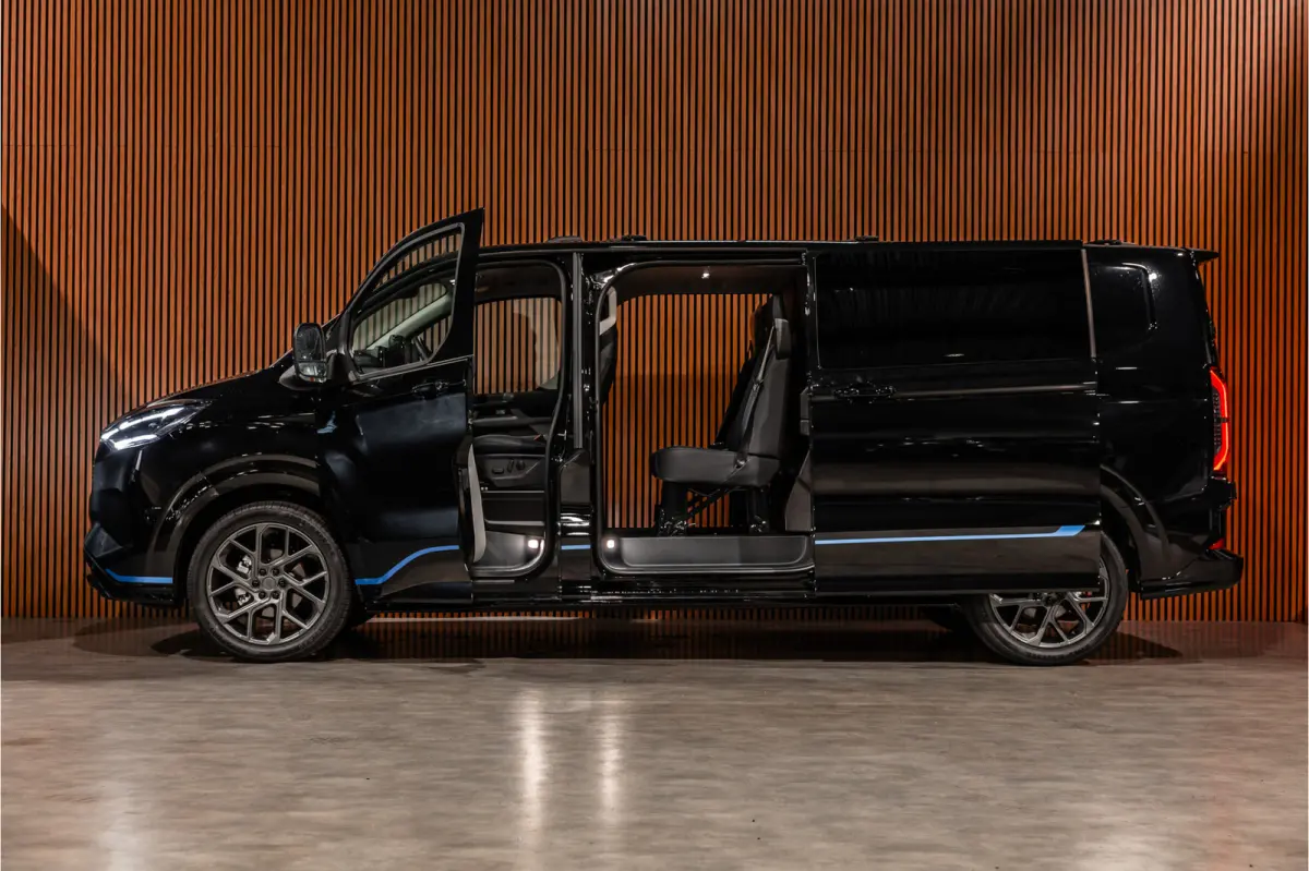 340 L2H1 DC Sport 65 kWh | Dubbel cabine | 350 KM Range | 360 Camera | Driving Assistant | L+R Schuifdeur | DSS LED | Middenconsole | 5-Zitter | Navigatie | CarPlay | ACC | Blind Spot | Stuu