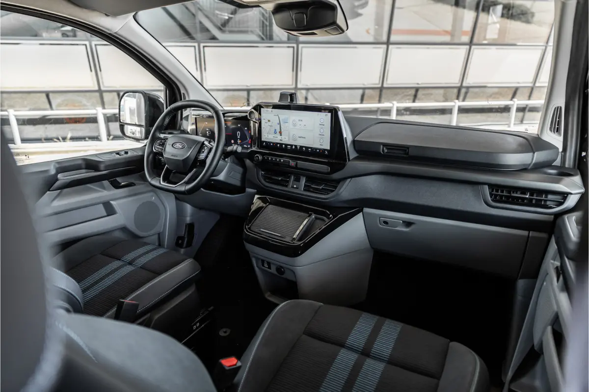 340 L2H1 DC Sport 65 kWh | Dubbel cabine | 350 KM Range | 360 Camera | Driving Assistant | L+R Schuifdeur | DSS LED | Middenconsole | 5-Zitter | Navigatie | CarPlay | ACC | Blind Spot | Stuu
