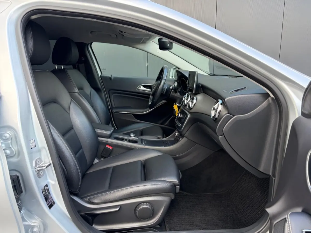 GLA 180 Aut. Sportstoelen Leder Navi Camera Cruise