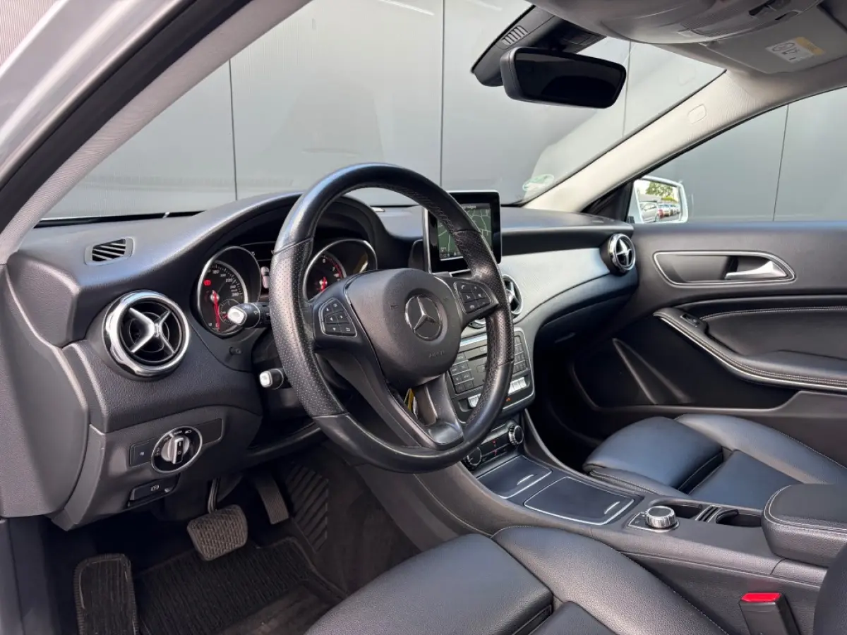 GLA 180 Aut. Sportstoelen Leder Navi Camera Cruise
