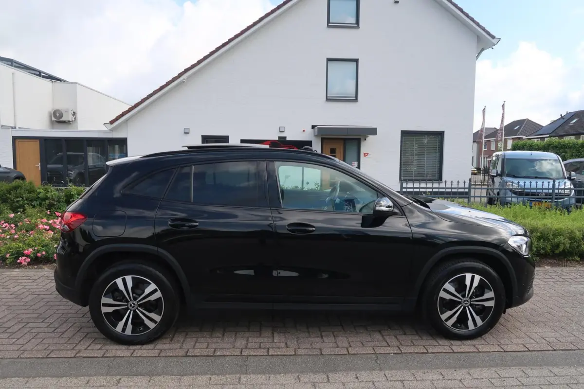 250 e NIGHT PAKKET|PANORAMADAK|LEDER|CARPLAY|SFEERVERLICHTING|DEALER ONDERHOUDEN