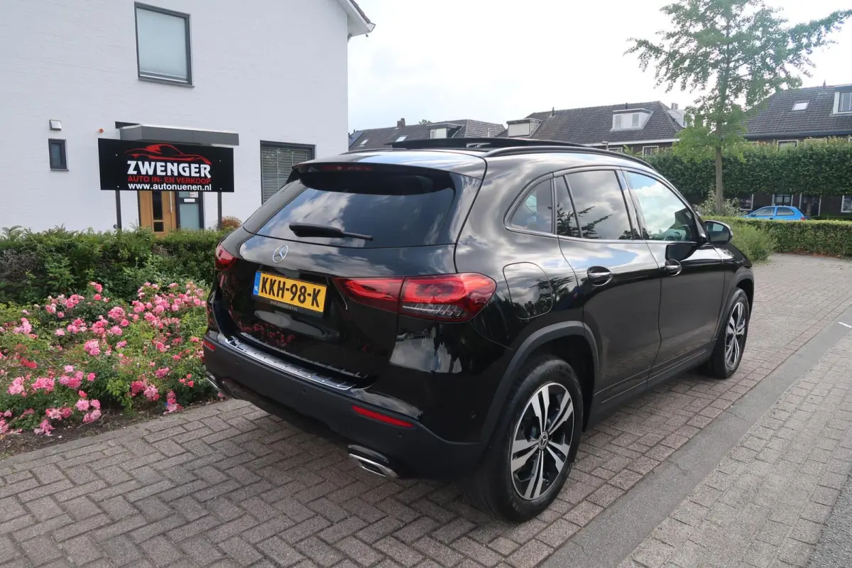 250 e NIGHT PAKKET|PANORAMADAK|LEDER|CARPLAY|SFEERVERLICHTING|DEALER ONDERHOUDEN