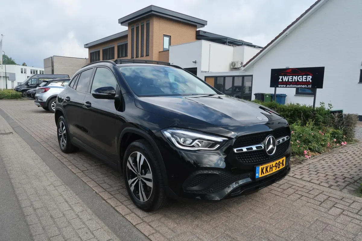 250 e NIGHT PAKKET|PANORAMADAK|LEDER|CARPLAY|SFEERVERLICHTING|DEALER ONDERHOUDEN