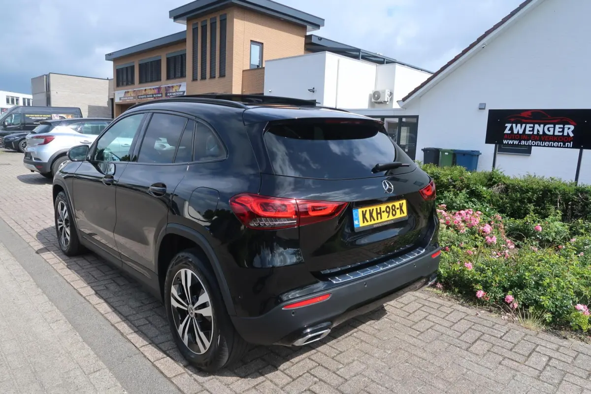 250 e NIGHT PAKKET|PANORAMADAK|LEDER|CARPLAY|SFEERVERLICHTING|DEALER ONDERHOUDEN