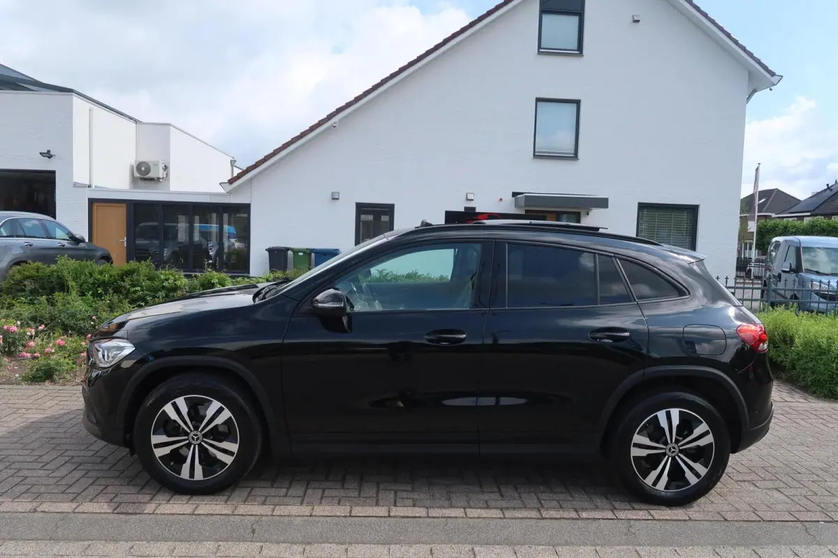 250 e NIGHT PAKKET|PANORAMADAK|LEDER|CARPLAY|SFEERVERLICHTING|DEALER ONDERHOUDEN