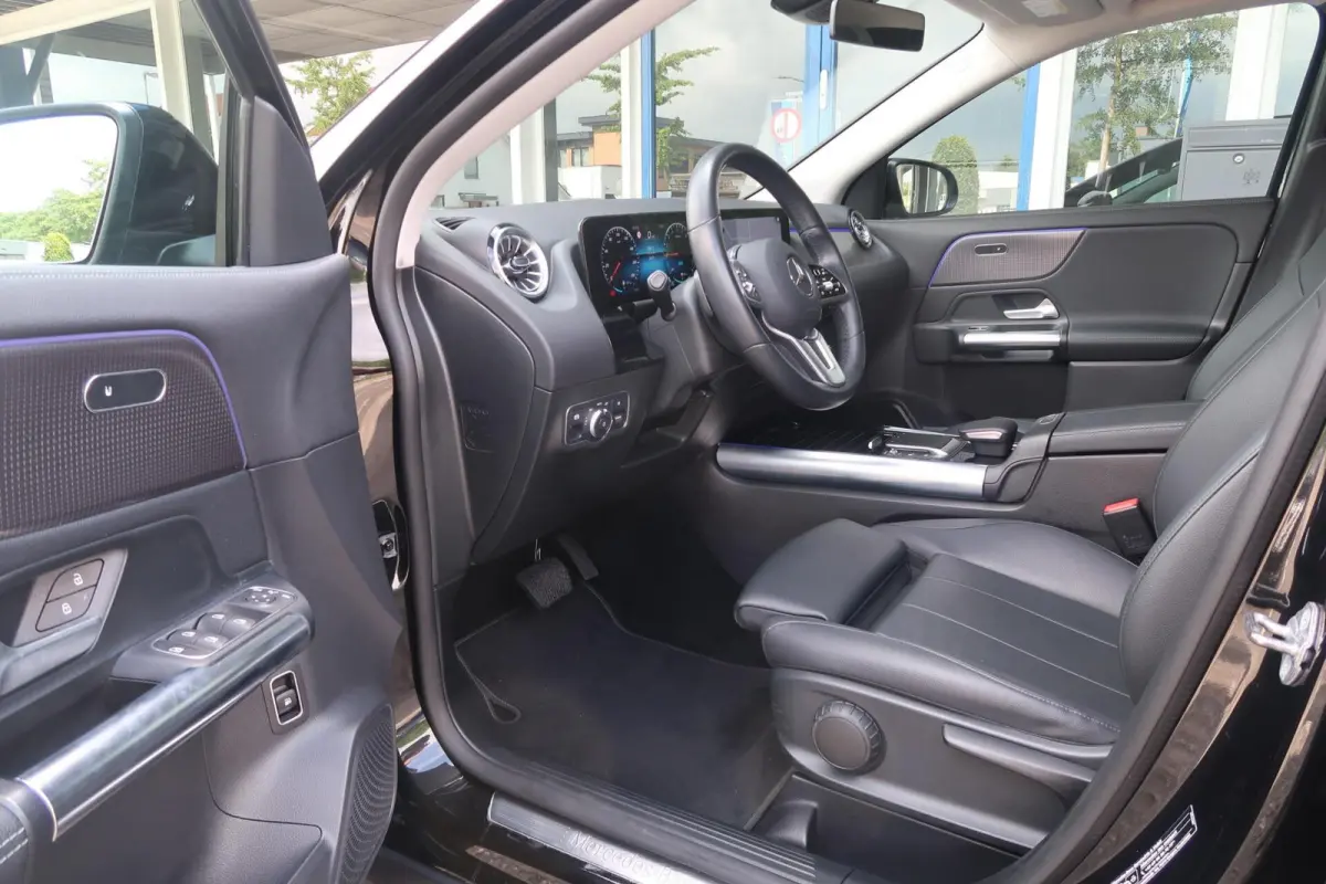 250 e NIGHT PAKKET|PANORAMADAK|LEDER|CARPLAY|SFEERVERLICHTING|DEALER ONDERHOUDEN