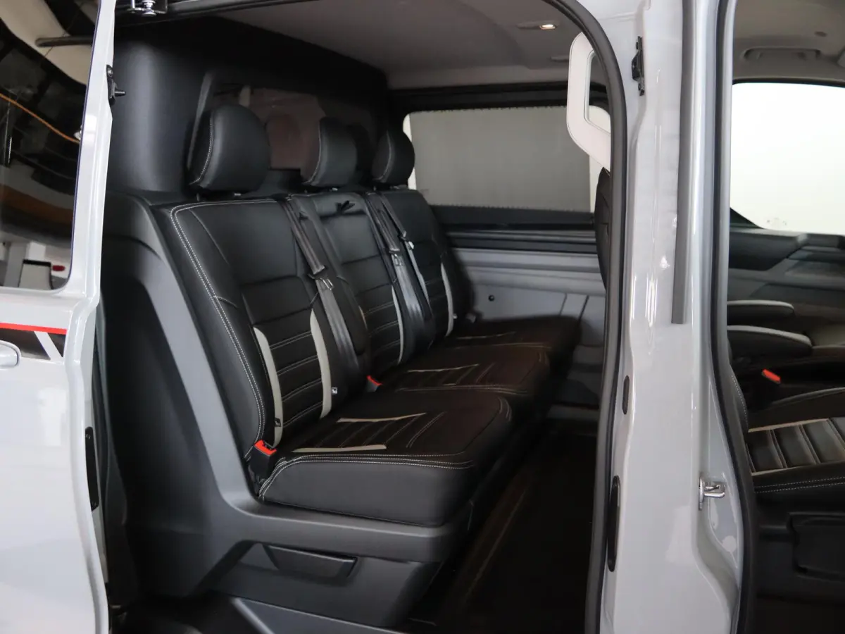 320 2.5 PHEV L2H1 Grey Platinum DC Dubbele Cabine Grey Platinum UNIEK!