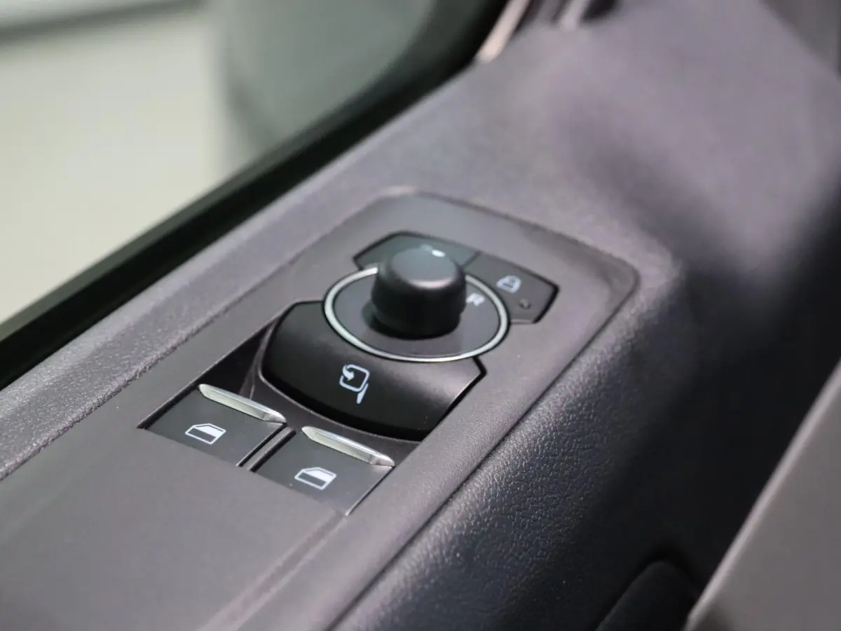 320 2.5 PHEV L2H1 Grey Platinum DC Dubbele Cabine Grey Platinum UNIEK!