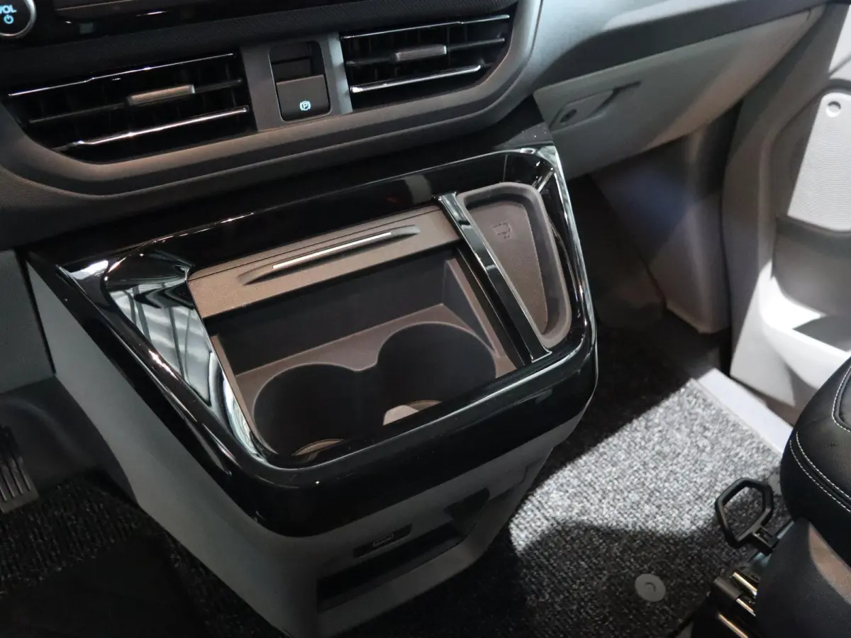 320 2.5 PHEV L2H1 Grey Platinum DC Dubbele Cabine Grey Platinum UNIEK!