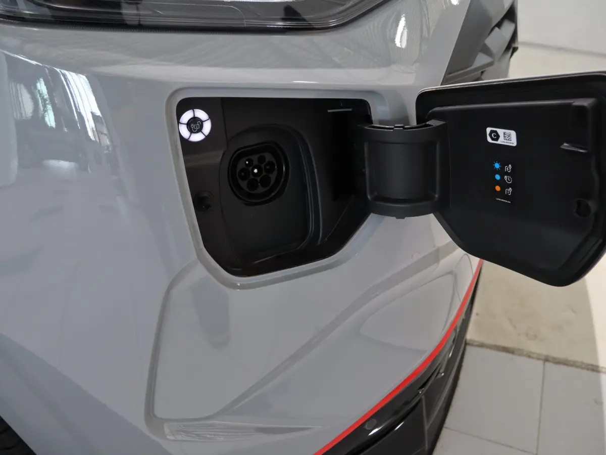 320 2.5 PHEV L2H1 Grey Platinum DC Dubbele Cabine Grey Platinum UNIEK!