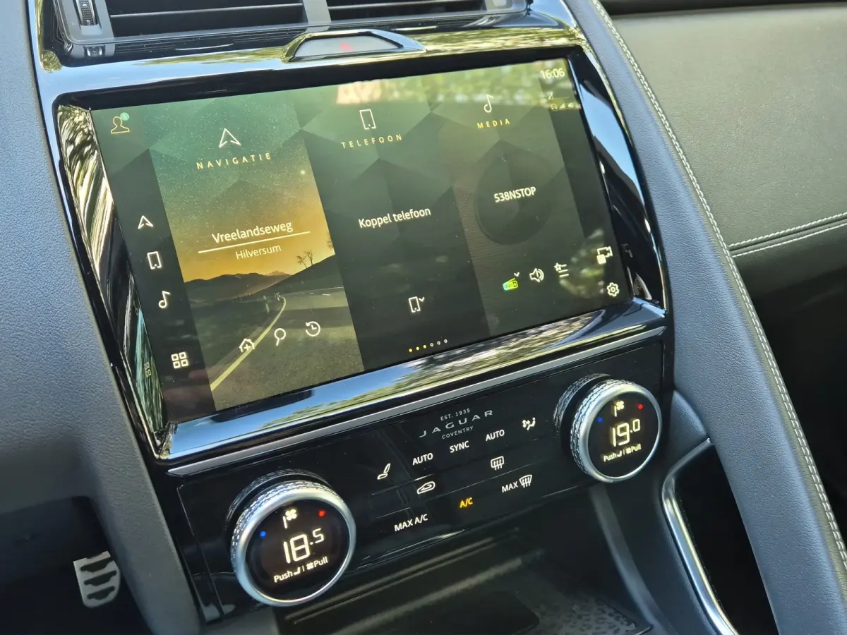 1.5 P300e AWD R-Dynamic HSE 310pk | Panoramadak | Meridian Audio | Elekt. Trekhaak