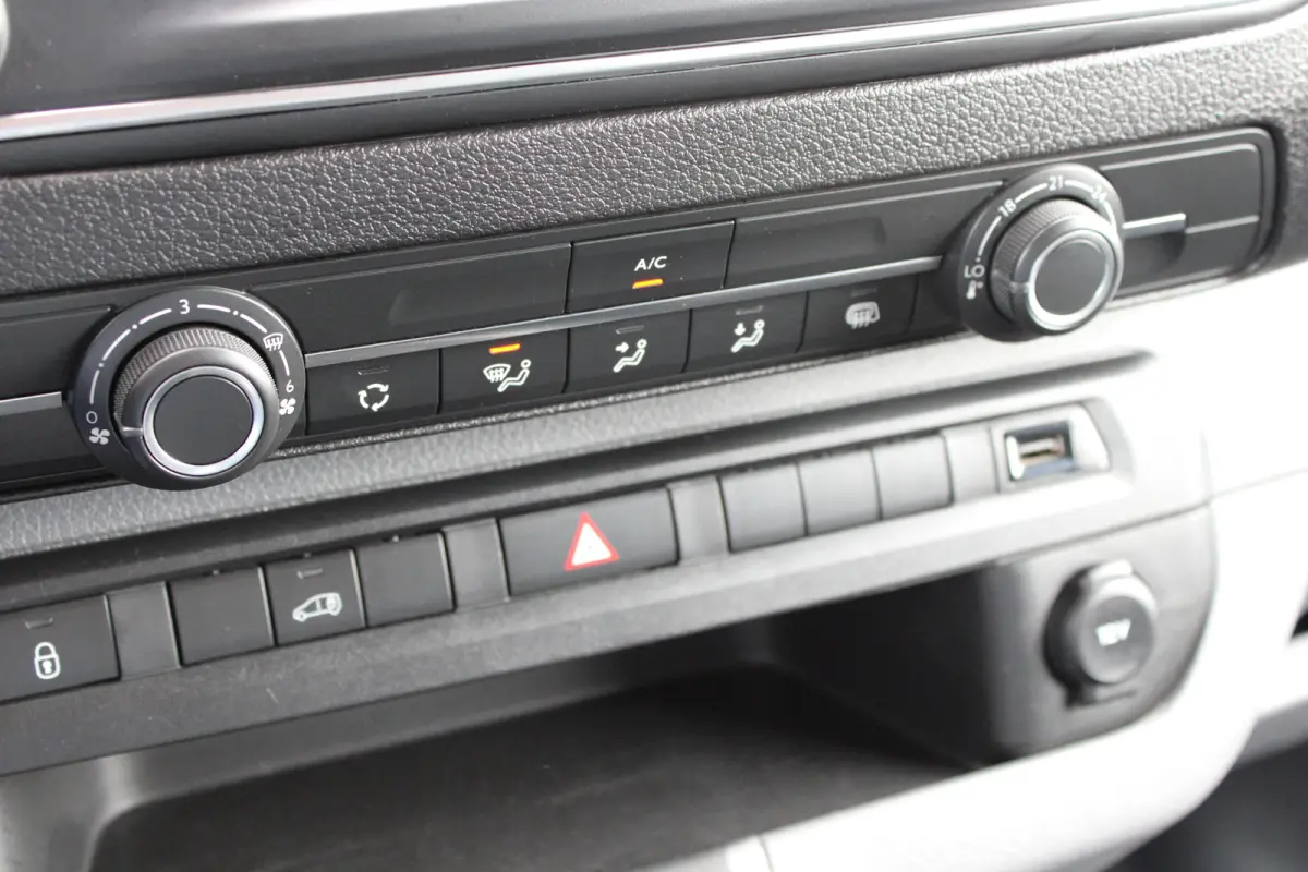2.0 BlueHDI 120 Standard Premium | Navigatie | Imperiaal | Trekhaak | Airconditioning | NL auto | 1e Eigenaar | 74.000km |