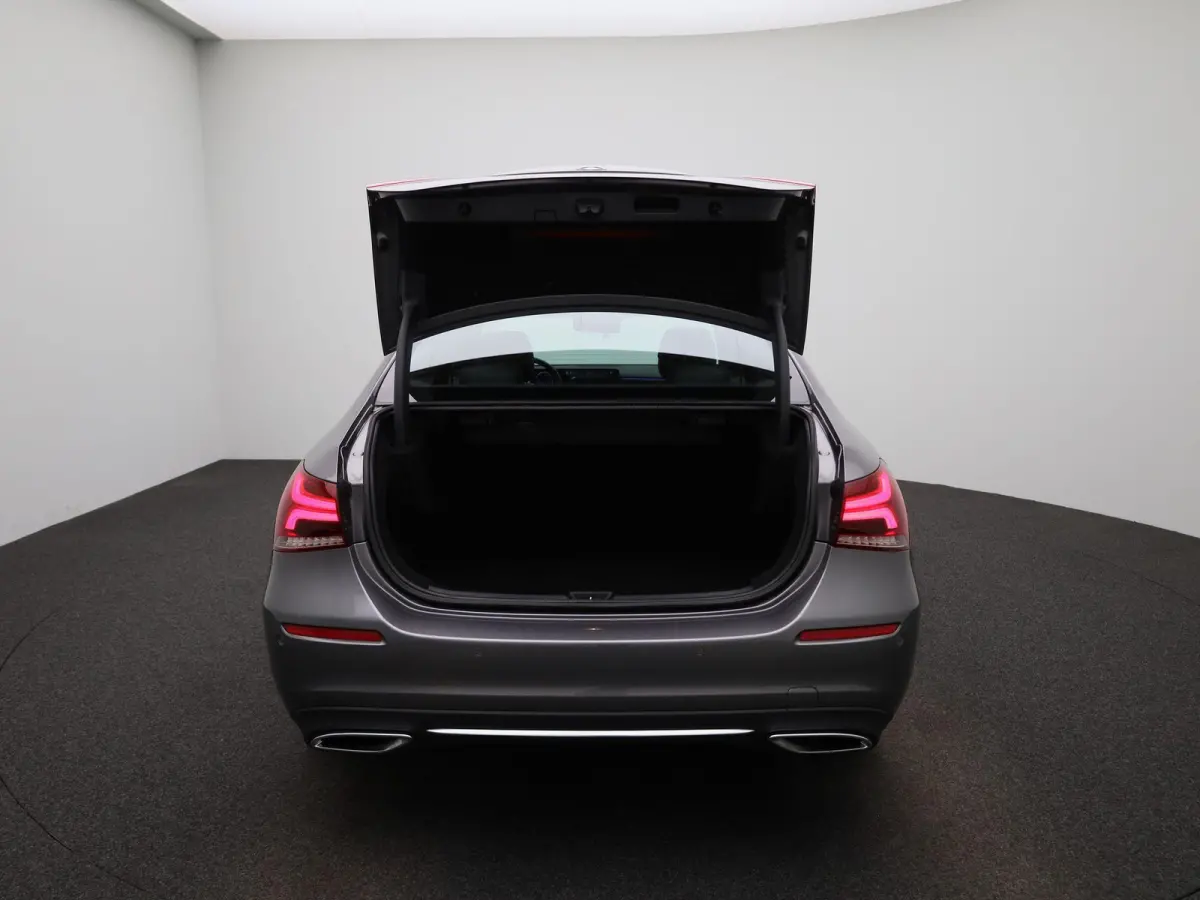 200 Business Solution Luxury | ACHTERUITRIJCAMERA | AMBIENT SFEERVERLICHTING | STOELVERWARMING | LEDEREN BEKLEDING | LED | NAVIGATIE |