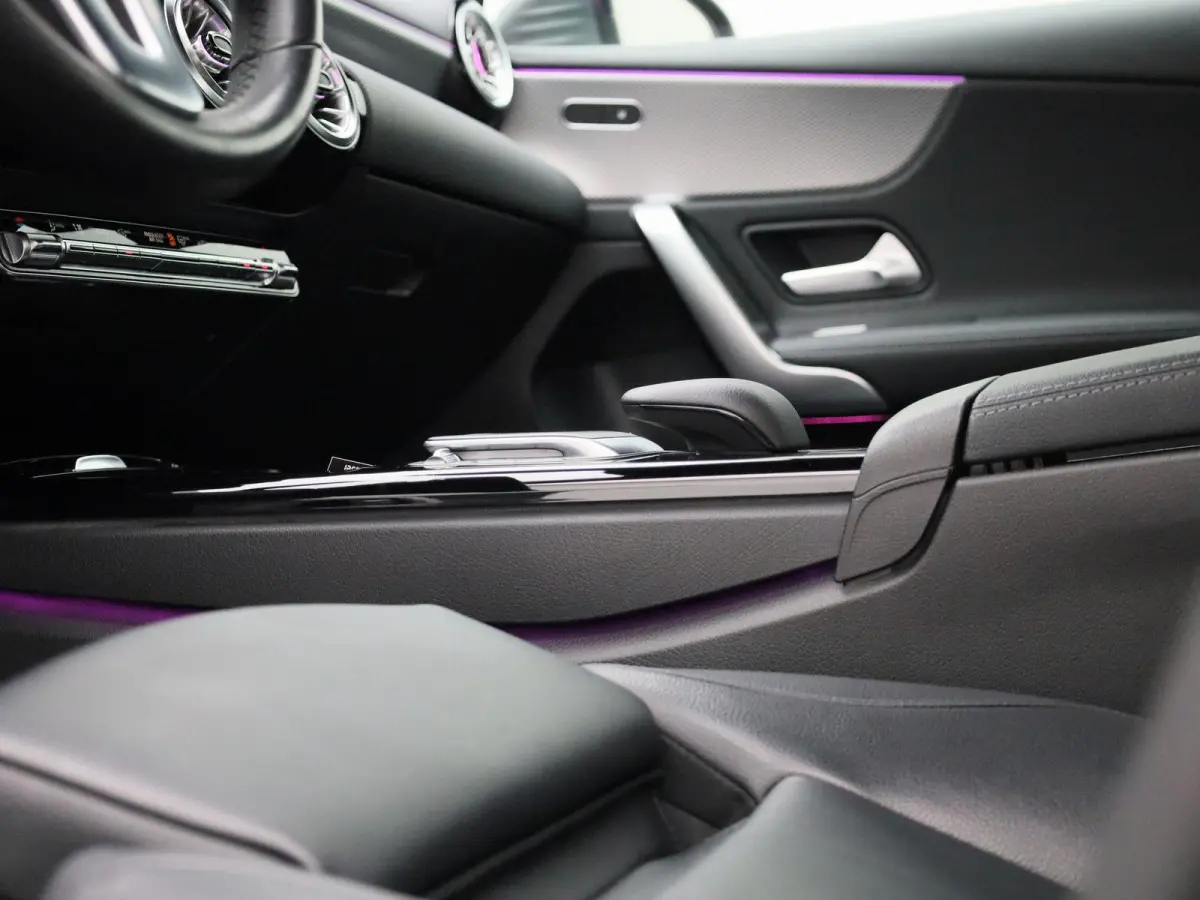 200 Business Solution Luxury | ACHTERUITRIJCAMERA | AMBIENT SFEERVERLICHTING | STOELVERWARMING | LEDEREN BEKLEDING | LED | NAVIGATIE |