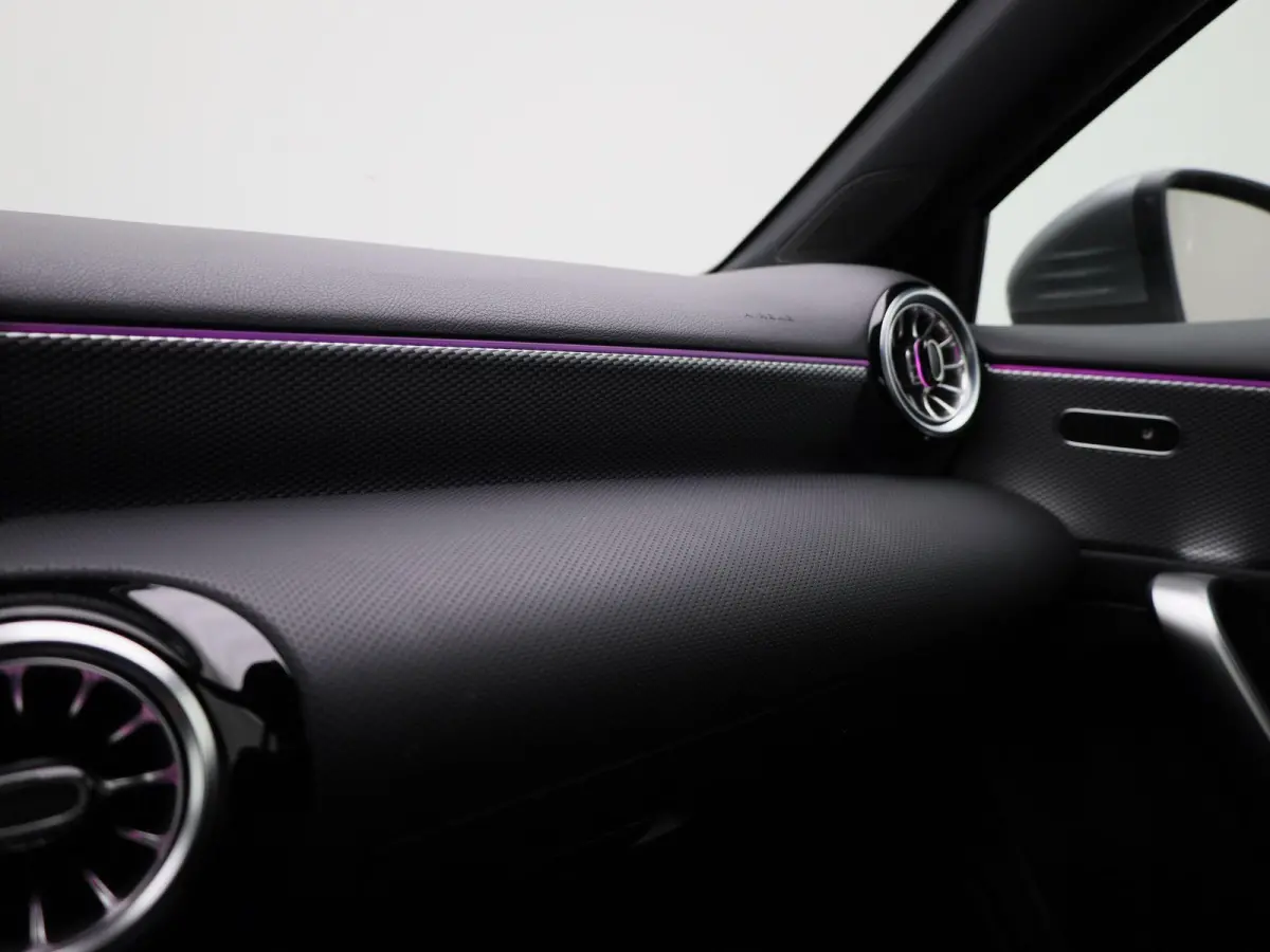 200 Business Solution Luxury | ACHTERUITRIJCAMERA | AMBIENT SFEERVERLICHTING | STOELVERWARMING | LEDEREN BEKLEDING | LED | NAVIGATIE |