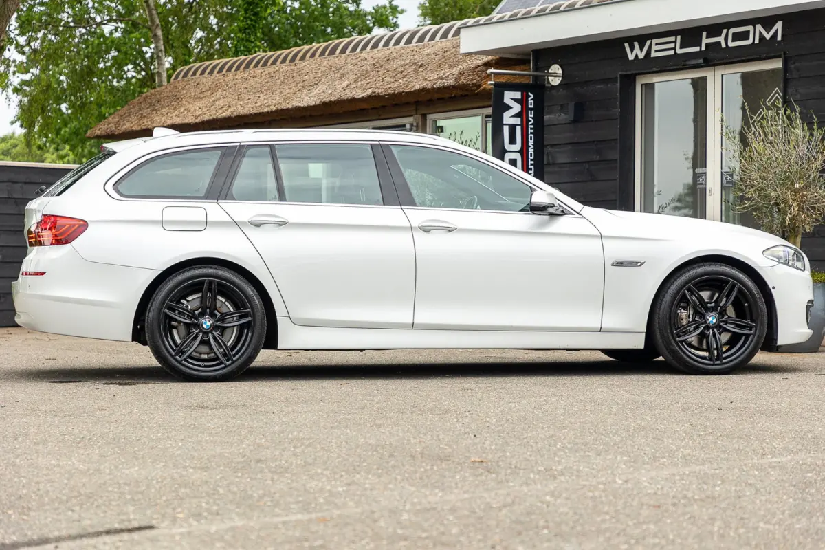 528i High Executive Panoramadak I Soft Close I Adaptive Cruise I Hifi I Head Up I Mineralweiss I NL Auto I NAP