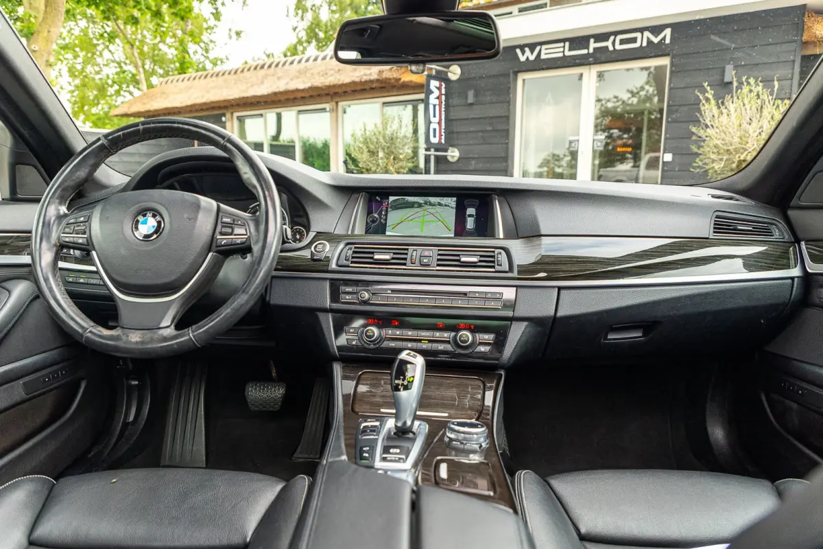 528i High Executive Panoramadak I Soft Close I Adaptive Cruise I Hifi I Head Up I Mineralweiss I NL Auto I NAP
