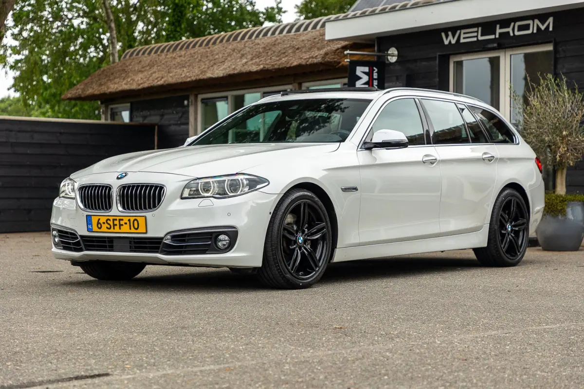 528i High Executive Panoramadak I Soft Close I Adaptive Cruise I Hifi I Head Up I Mineralweiss I NL Auto I NAP