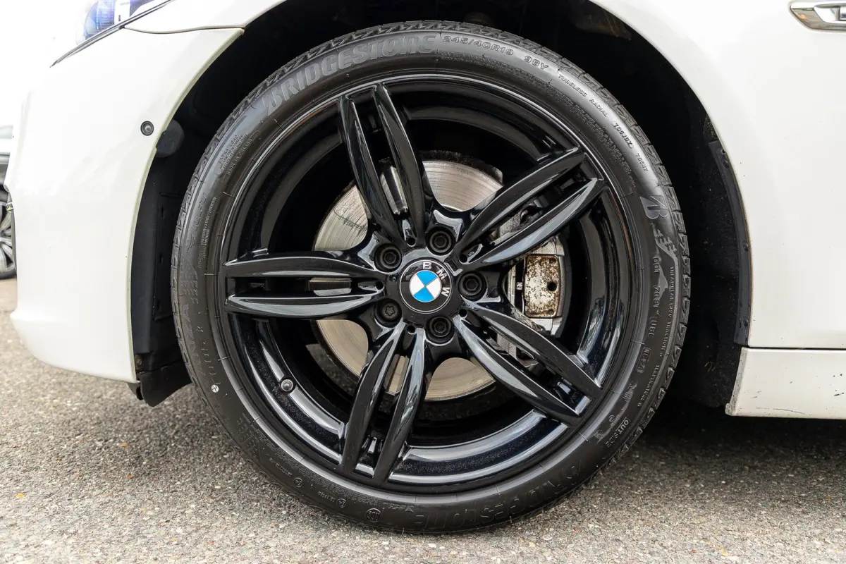 528i High Executive Panoramadak I Soft Close I Adaptive Cruise I Hifi I Head Up I Mineralweiss I NL Auto I NAP