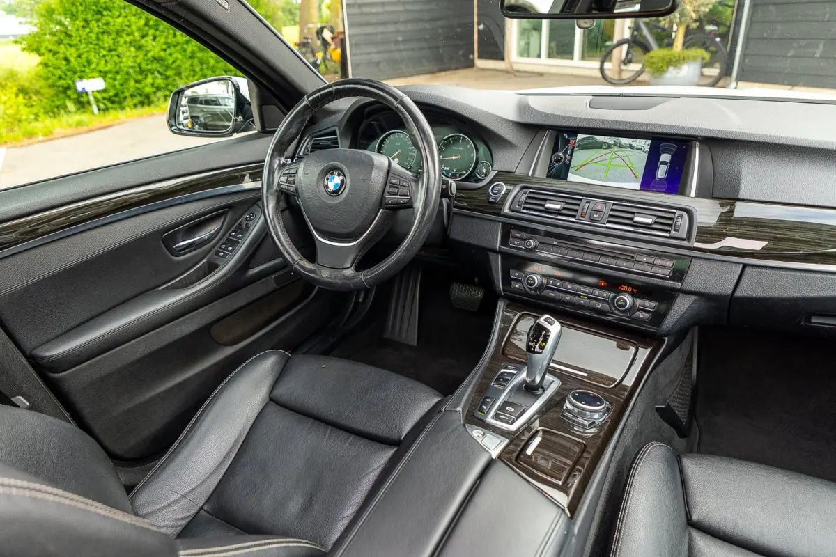 528i High Executive Panoramadak I Soft Close I Adaptive Cruise I Hifi I Head Up I Mineralweiss I NL Auto I NAP