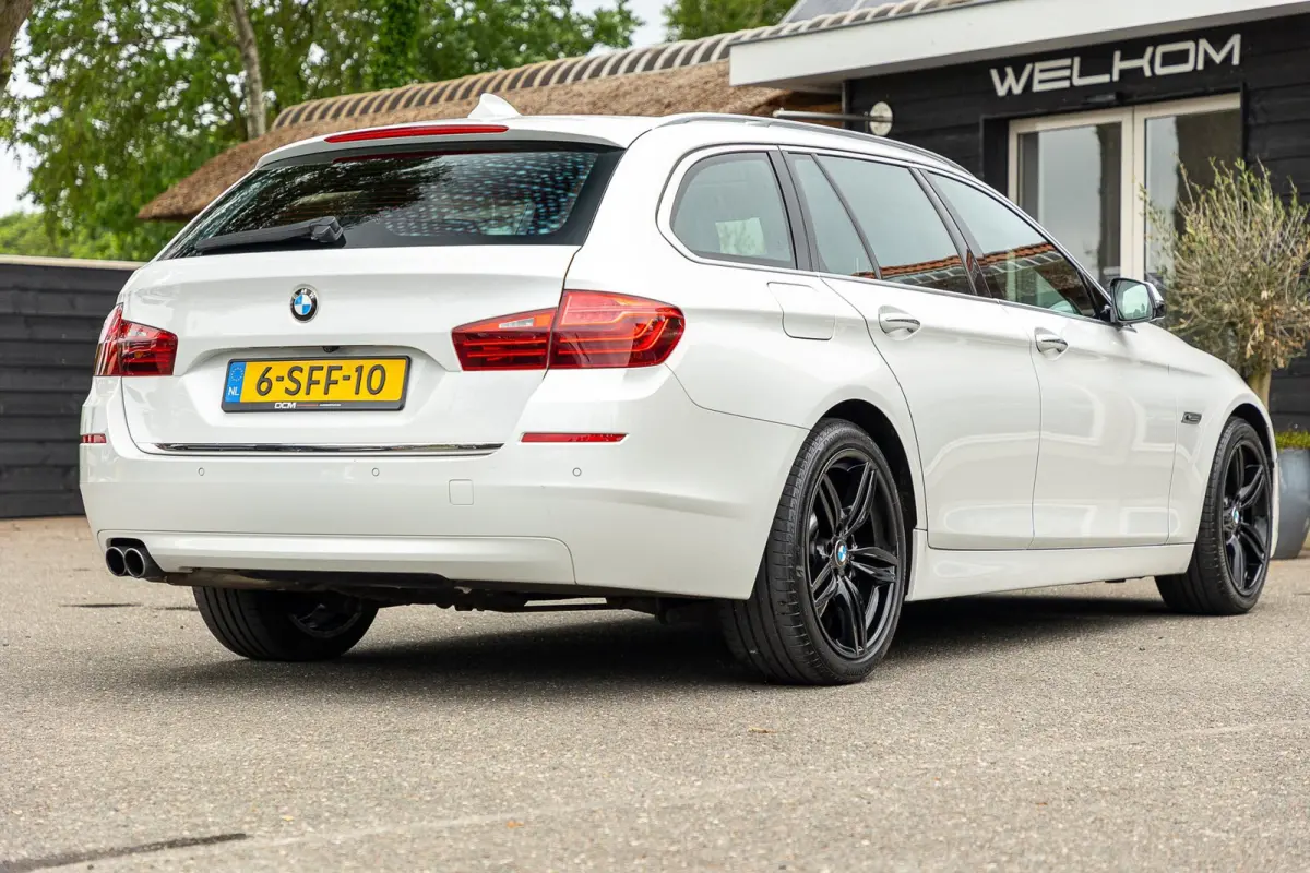528i High Executive Panoramadak I Soft Close I Adaptive Cruise I Hifi I Head Up I Mineralweiss I NL Auto I NAP