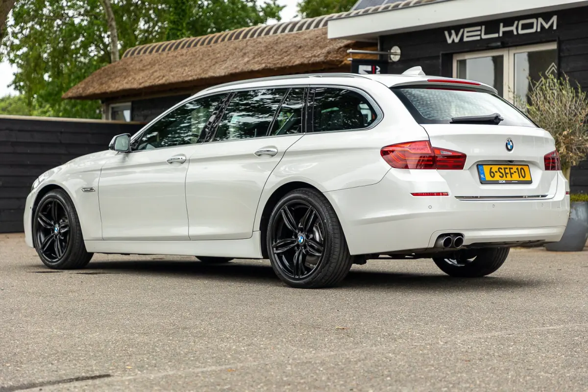 528i High Executive Panoramadak I Soft Close I Adaptive Cruise I Hifi I Head Up I Mineralweiss I NL Auto I NAP
