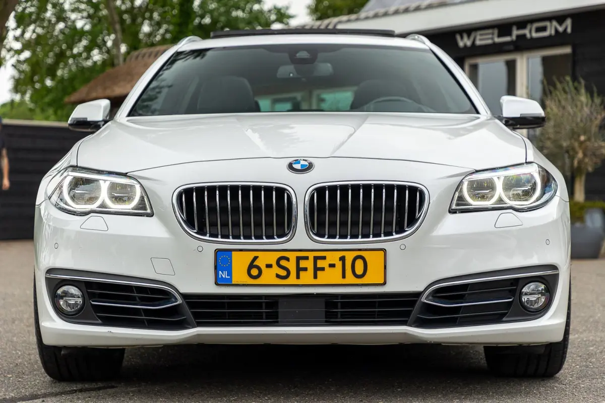 528i High Executive Panoramadak I Soft Close I Adaptive Cruise I Hifi I Head Up I Mineralweiss I NL Auto I NAP