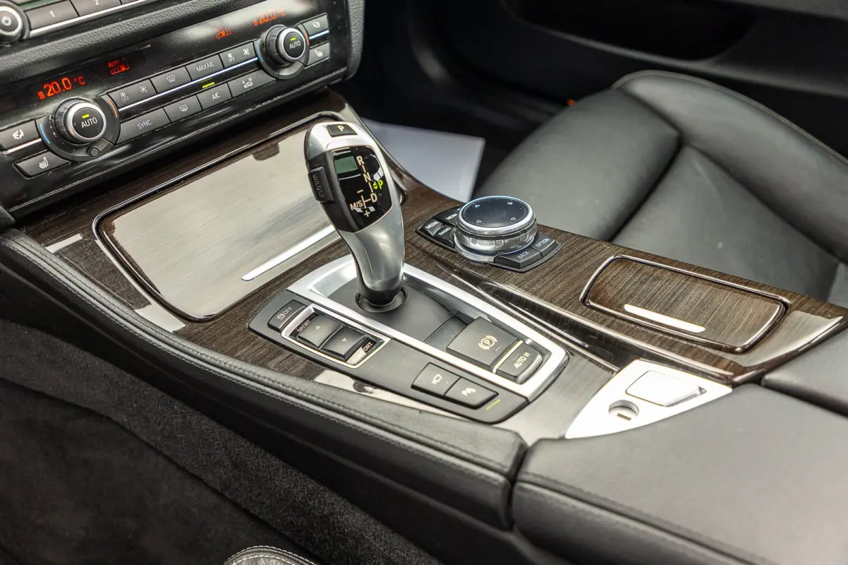 528i High Executive Panoramadak I Soft Close I Adaptive Cruise I Hifi I Head Up I Mineralweiss I NL Auto I NAP