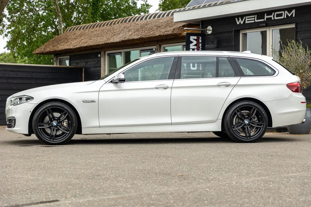 528i High Executive Panoramadak I Soft Close I Adaptive Cruise I Hifi I Head Up I Mineralweiss I NL Auto I NAP